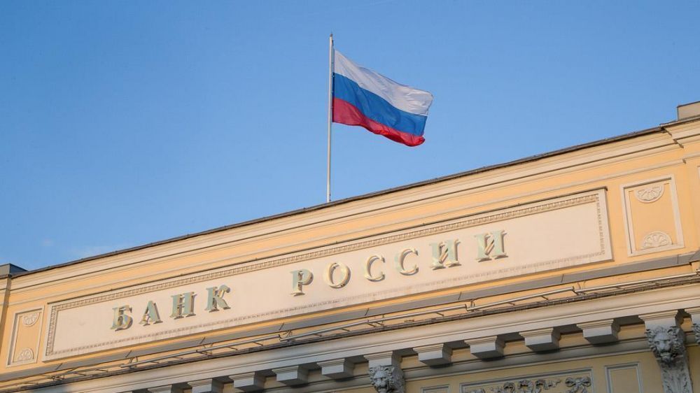 Банк России сохранил еще на полгода, до 9 сентября 2026 года, ограничения на снятие наличной иностранной валюты